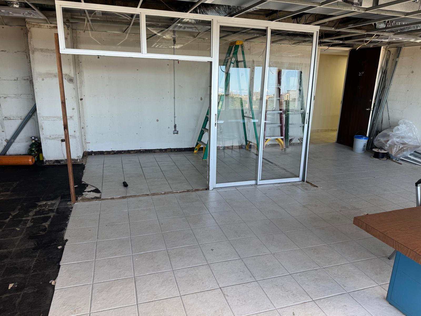 Local comercial en proceso de demolición y remodelación interior