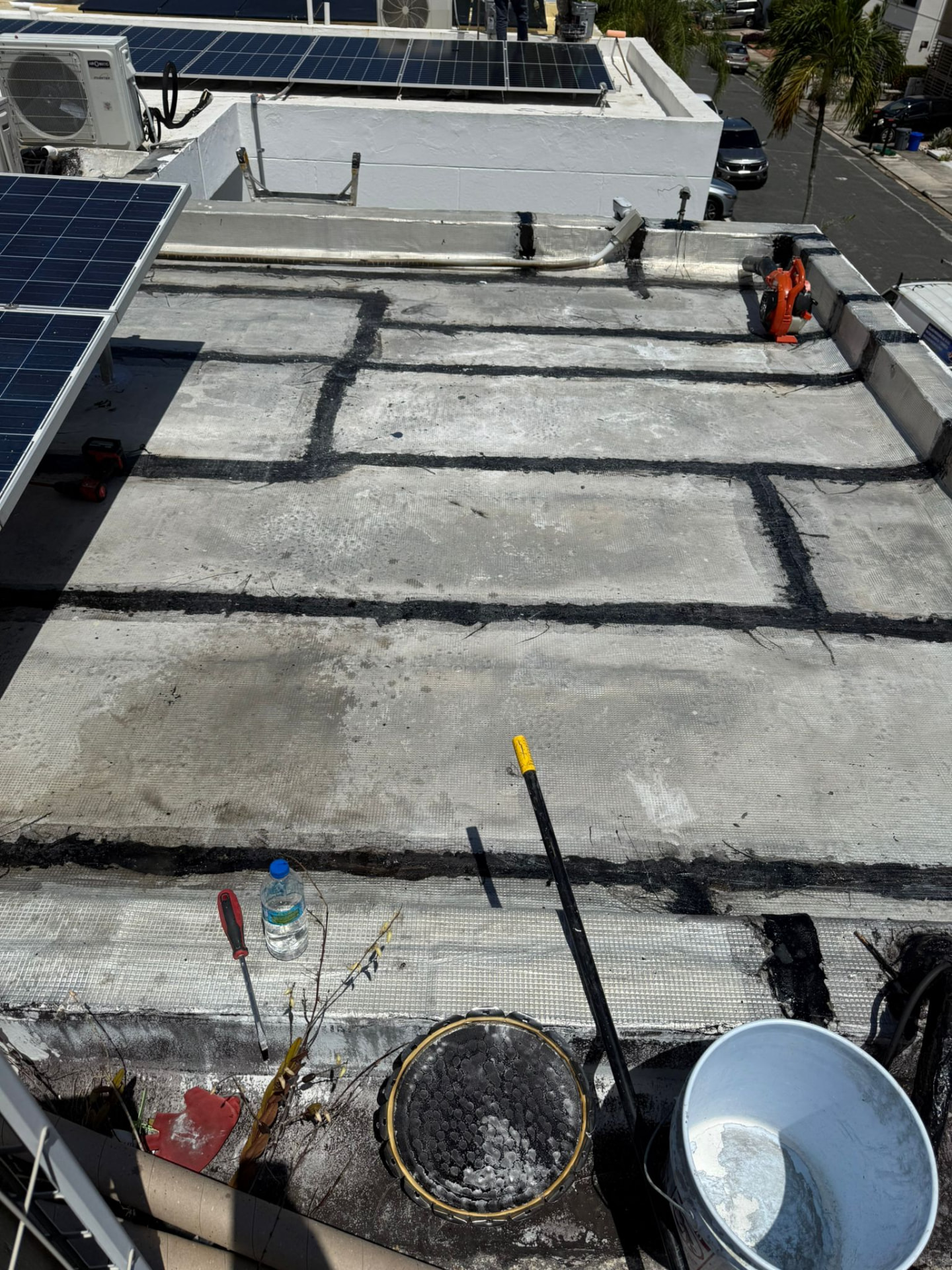 Techo con placas solares y sellado de uniones con material asfáltico