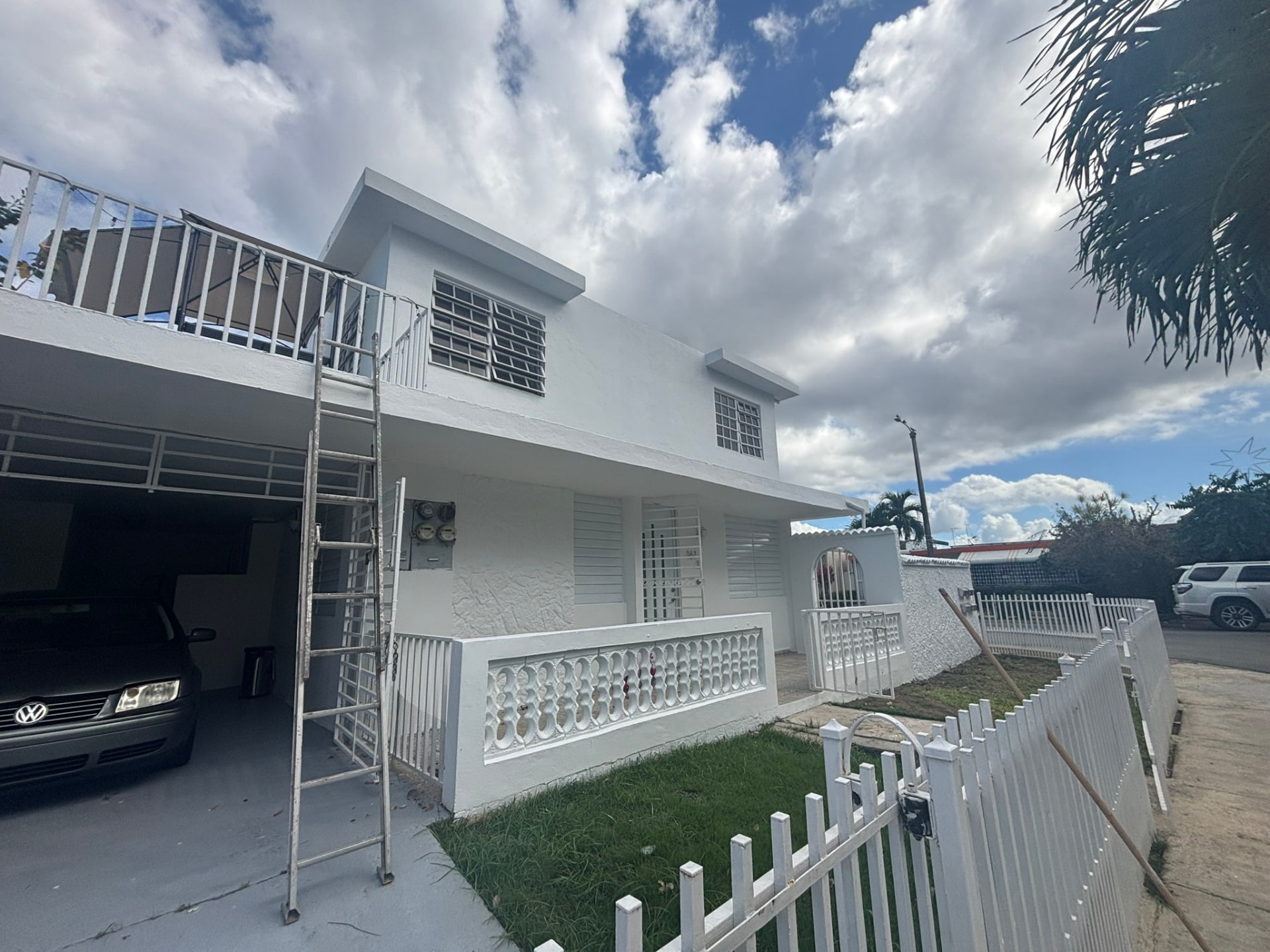 Residencia en Puerto Rico con fachada y techo recién sellados en blanco