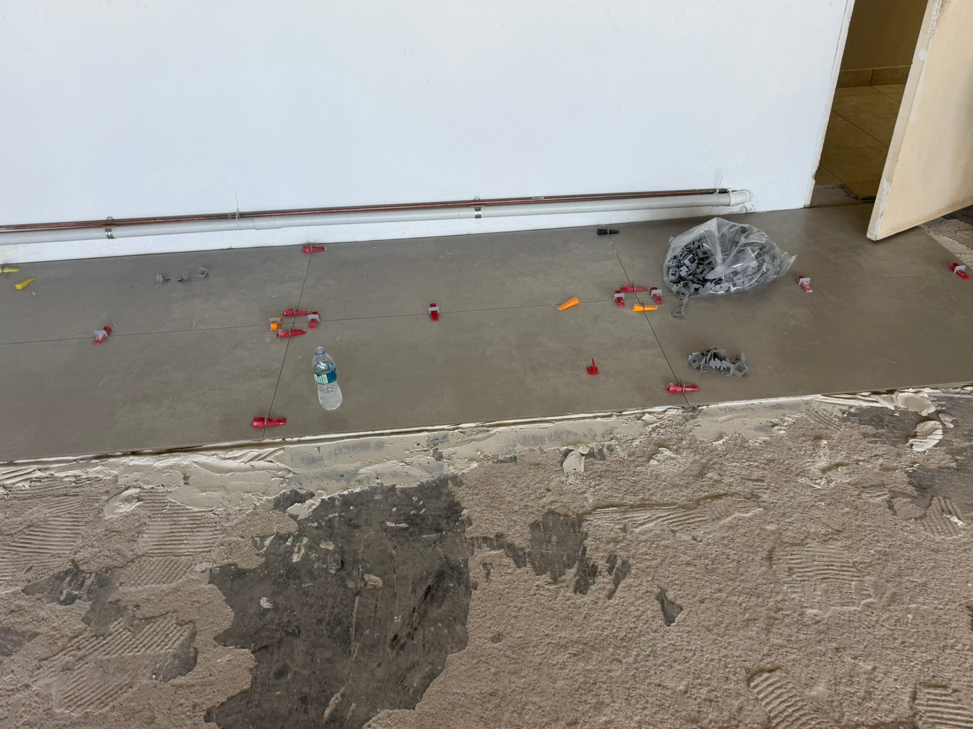 Instalación de losa de formato grande con niveladores sobre piso preparado