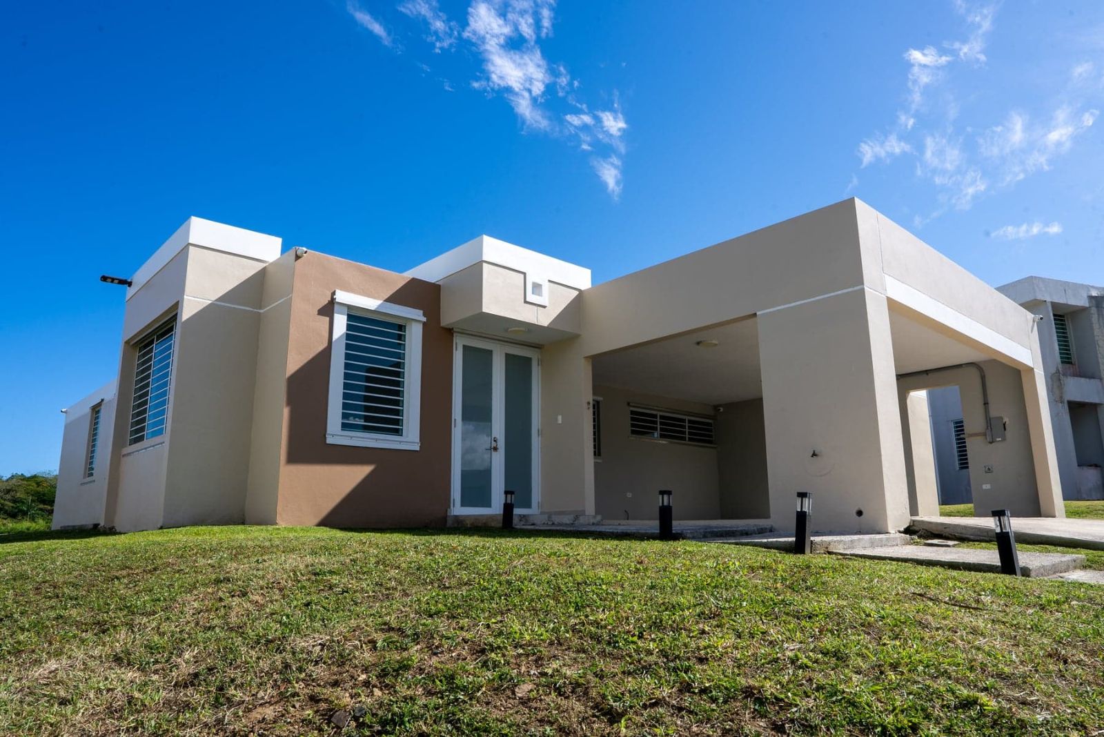 Casa nueva con acabados en tonos tierra y marquesina