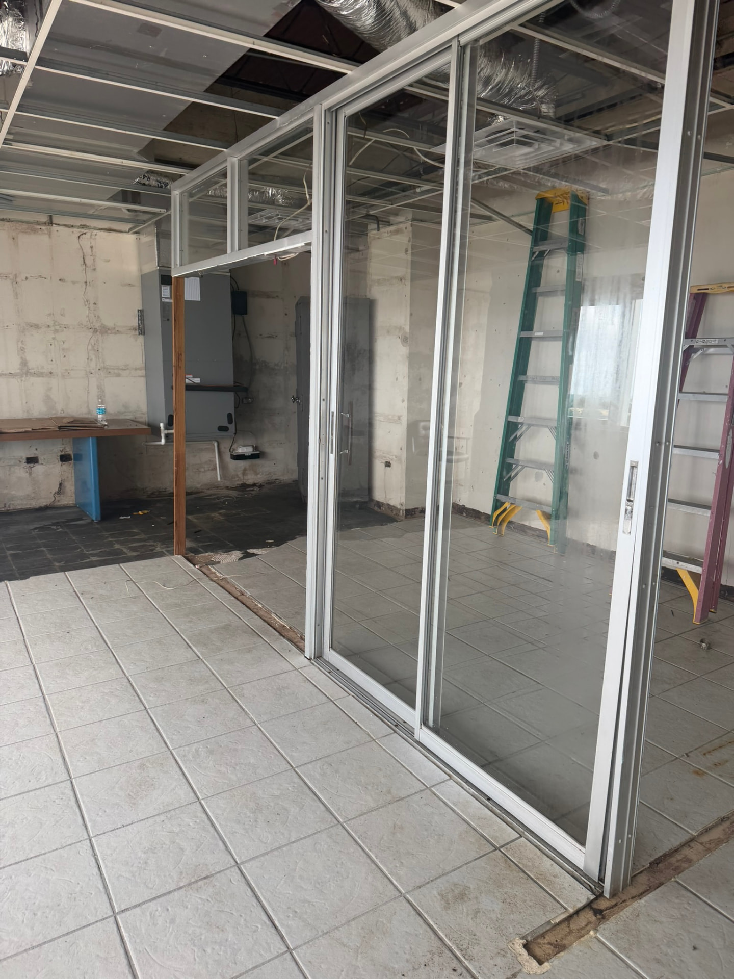 Local comercial con divisiones de cristal durante la remodelación
