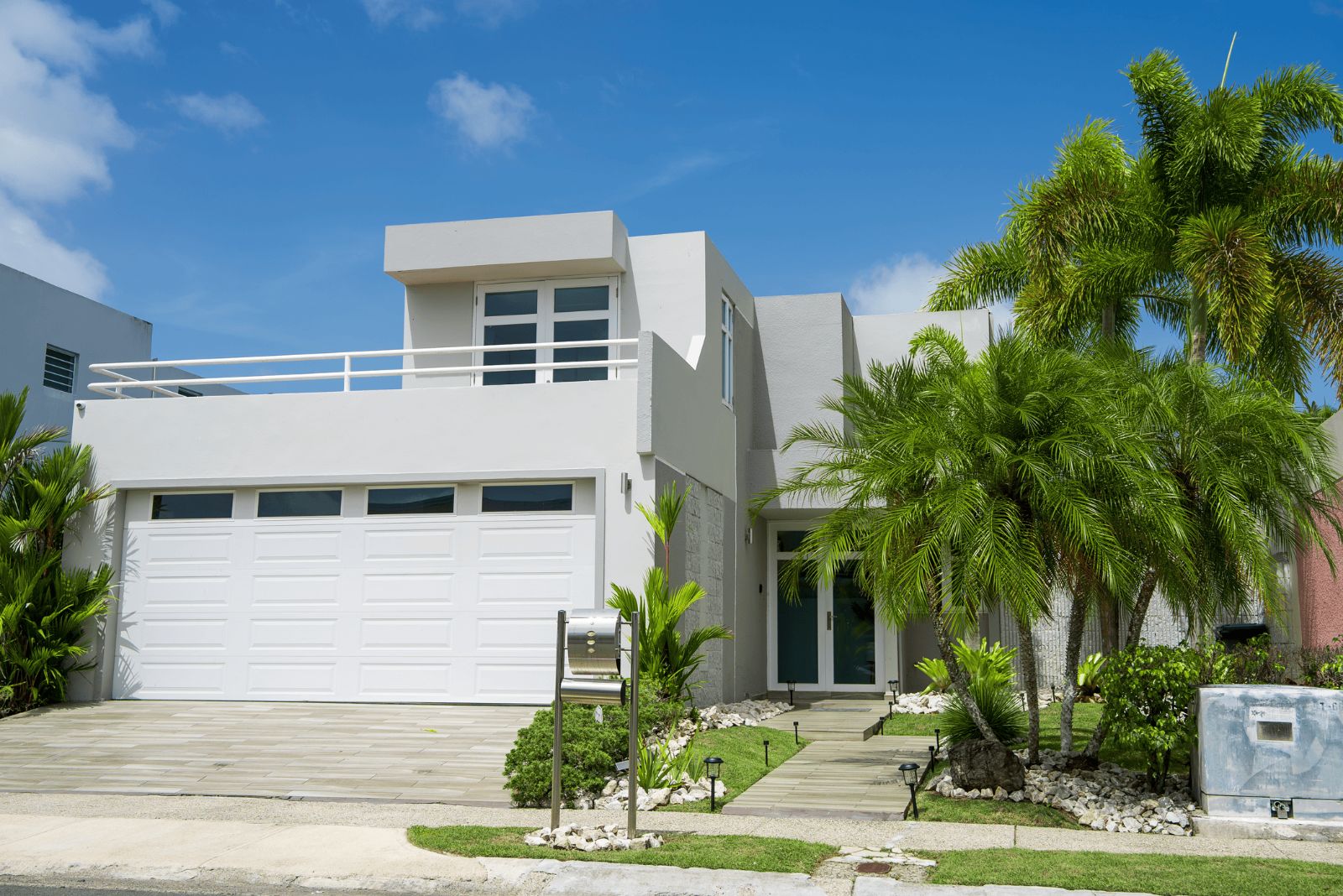 Residencia moderna blanca con palmas en Puerto Rico