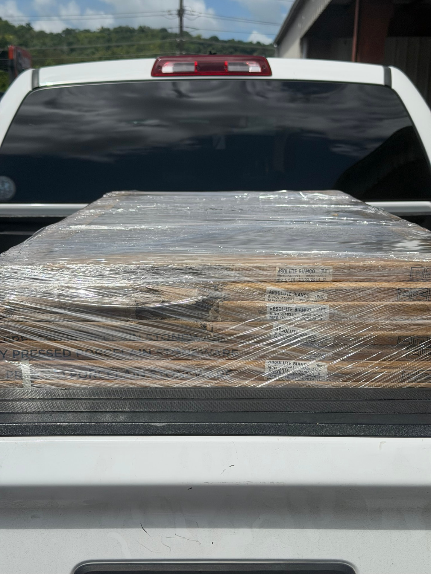 Cajas de losa porcelánica Absolute Bianco listas para entrega en la pickup de ROPO